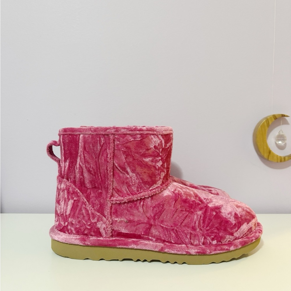 UGG Mini Crushed Velvet Boots🩷